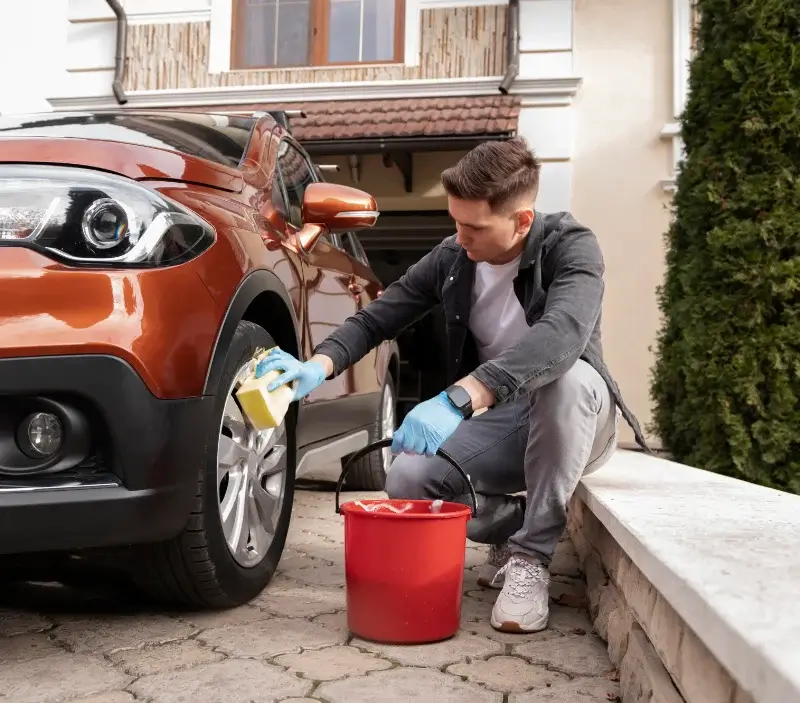 Lavage auto à domicile Saint-Sernin-lès-Lavaur : professionnel intervenant sur un véhicule